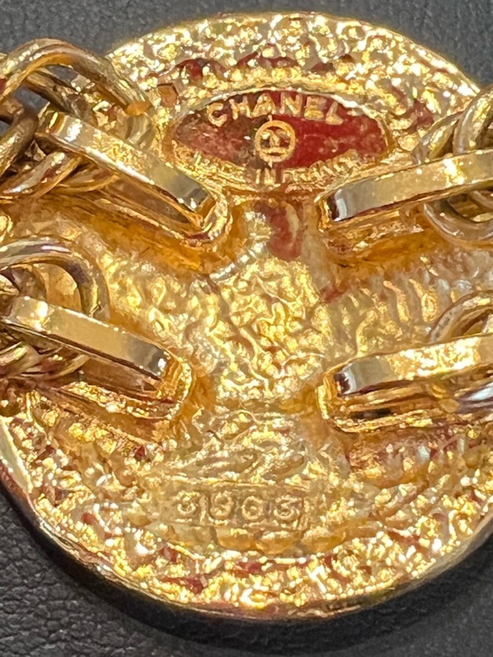 Chanel
Vintage 31 Rue Cambon Medallion Collar Necklace - Picture 6 of 6